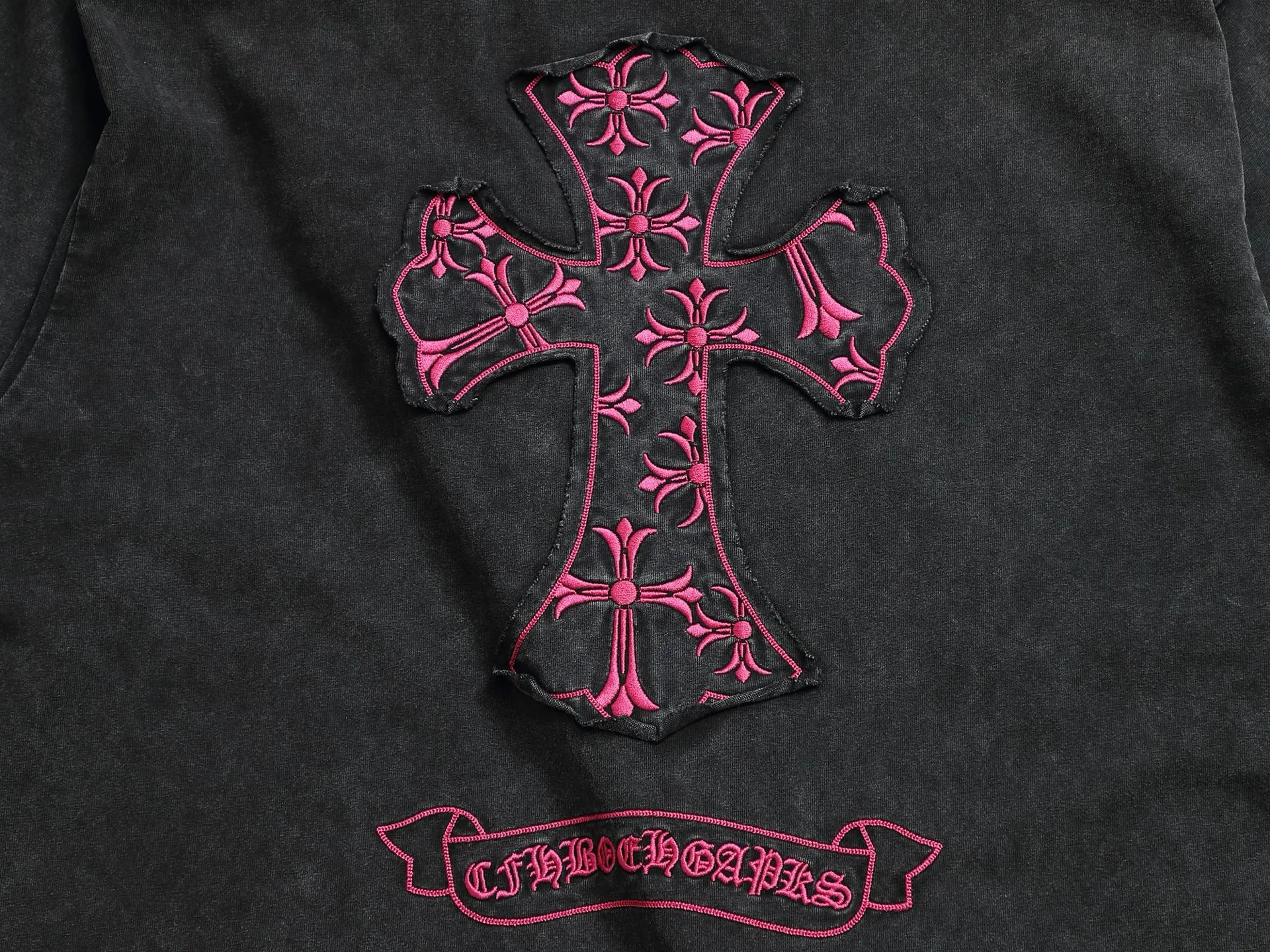 P210 𝗖𝗵𝗿𝗼𝗺𝗲 𝗛𝗲𝗮𝗿𝘁𝘀/Cro Heart 2025 Cross Patch Embroidery Summer New Original Single Counter American Acid Washed Distressed Laser Burnt Patch Embroidery Couple Casual Short Sleeve T-shirt 👑The highest version! Customized fabric 300g double yarn! American acid-washed and distressed original fabric laser burnt ✟appliqué embroidery and exquisite embroidery of letters! The best-selling model at the counter. It is very comfortable to wear. It is low-key yet luxurious. It is very classy when worn. The large size and tailoring are needless to say. The upper body is exquisite and vivid. 👍High-end first-class materials. A truly palace-level product. The cotton from Turkey is of outstanding quality. After heavy washing, the clothes are very soft! Not picky, the upper body is absolutely stylish and extremely luxurious. Auxiliary materials: The original model has been authenticated and labeled ➕100% silk washed with water label. Genuine purchase-grade original hangtag➕matching hanging rope➕3D hanging beads➕original packaging bag. Craftsmanship: The original version has consistent wiring! The highest version of the armhole matching technique! Countless times of pattern making to 100% restore the original appearance! The correct version is the same for men and women, super eye-catching, super good-looking, and super atmospheric! Color: White Black Size: S-XL